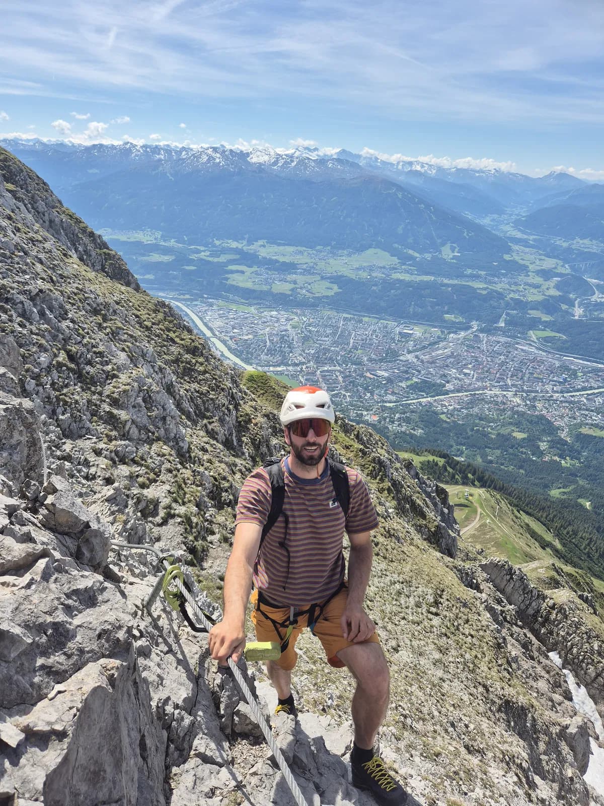 Gast mit Innsbrucker Bergführer am Innsbrucker Klettersteig