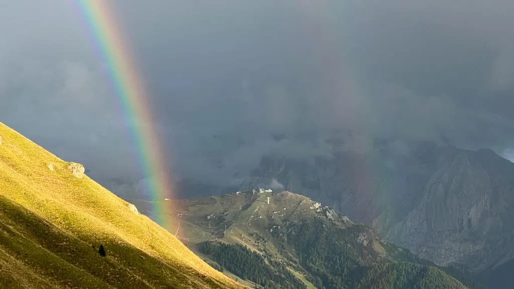 Regenbogen in den Dolomiten