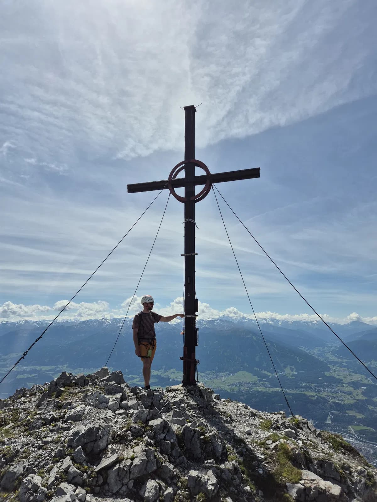 Am Gipfel mit Blick auf Innsbruck von der Nordkette