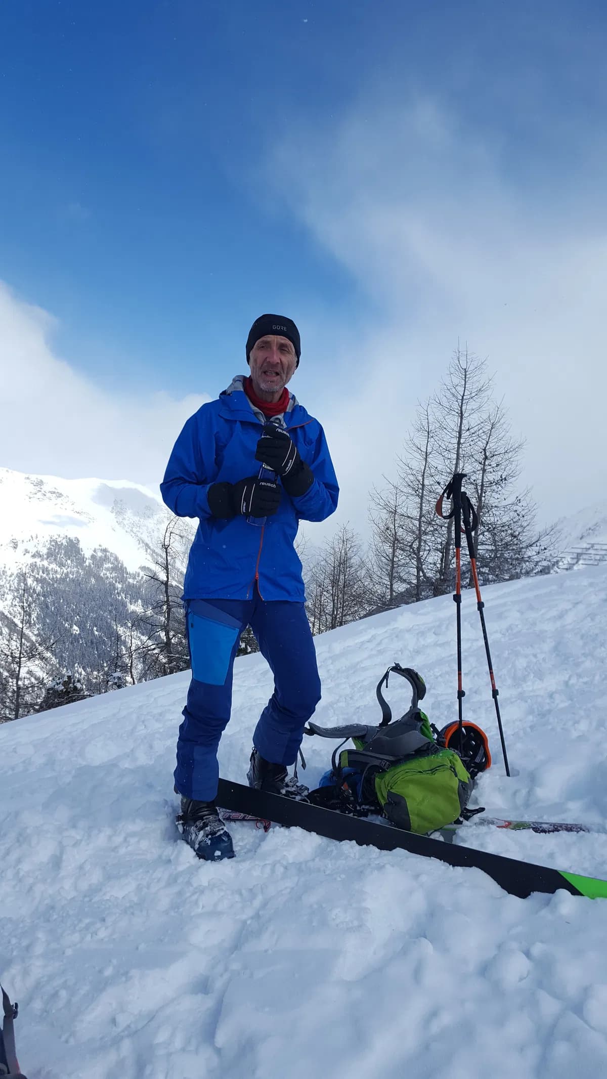 Gast bei einer Pause auf Skitour am Sattelberg im Wipptal