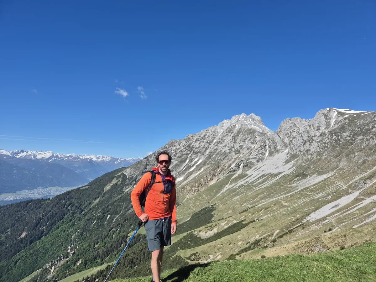 Innsbrucker Bergführer vor der Skyline des Brandjoch Südgrat auf der Nordkette