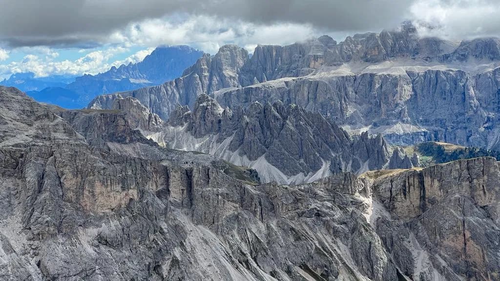 Wilde Felsszenarie in den Dolomiten beim Langkofel