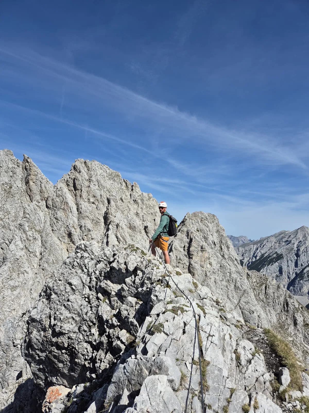 Gast mit Bergführer am Innsbrucker Klettersteig über die Nordkette im Karwendel