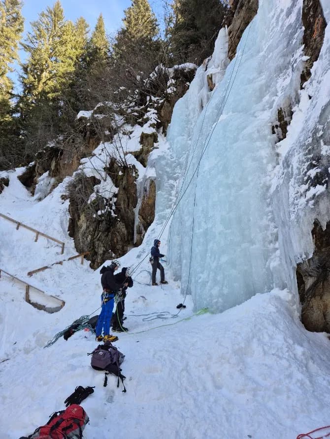 Gruppe beim Eisklettern in der Taschachschlucht im Pitztal
