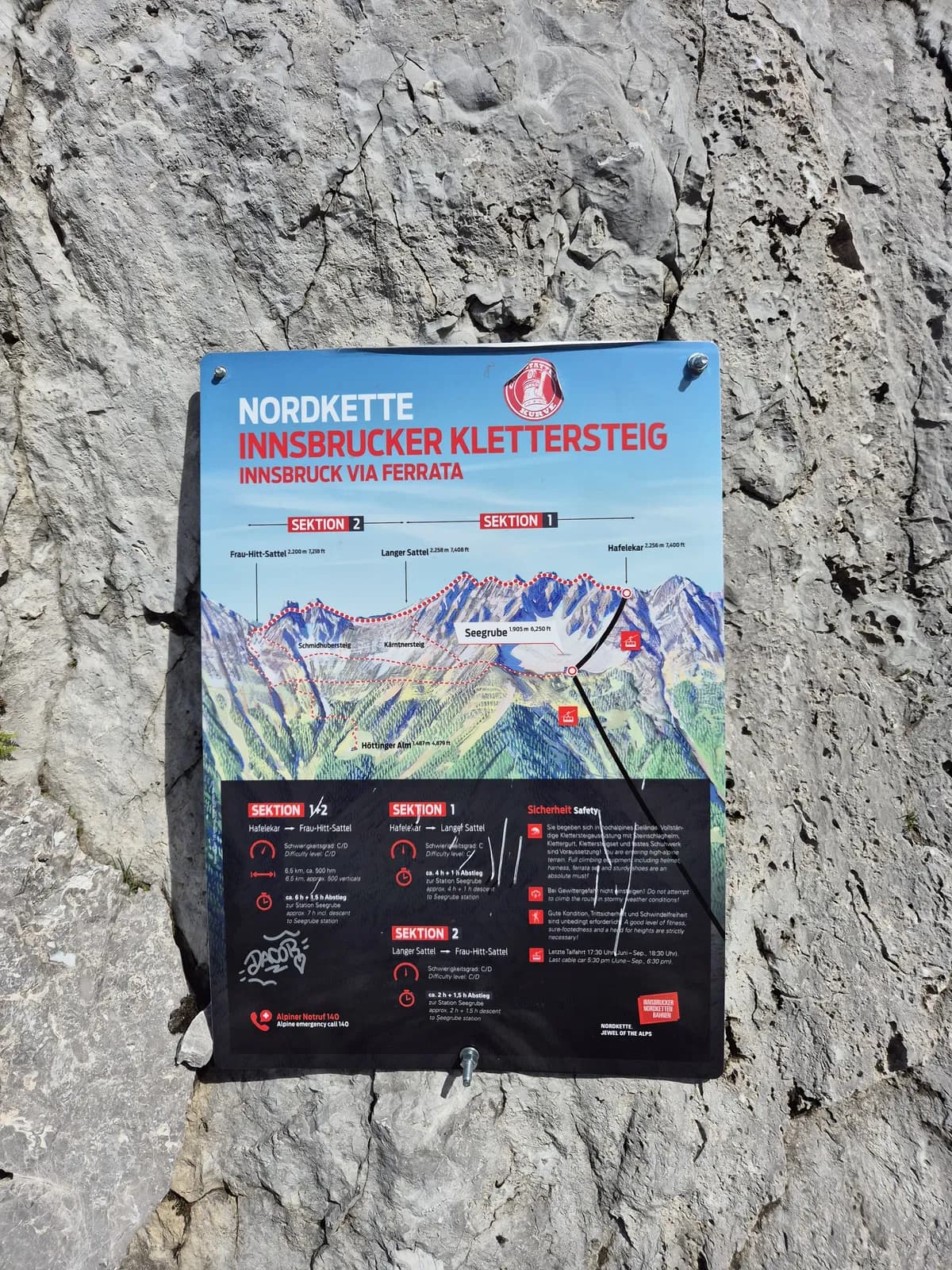 Infotafel zum Innsbrucker Klettersteig auf der Nordkette