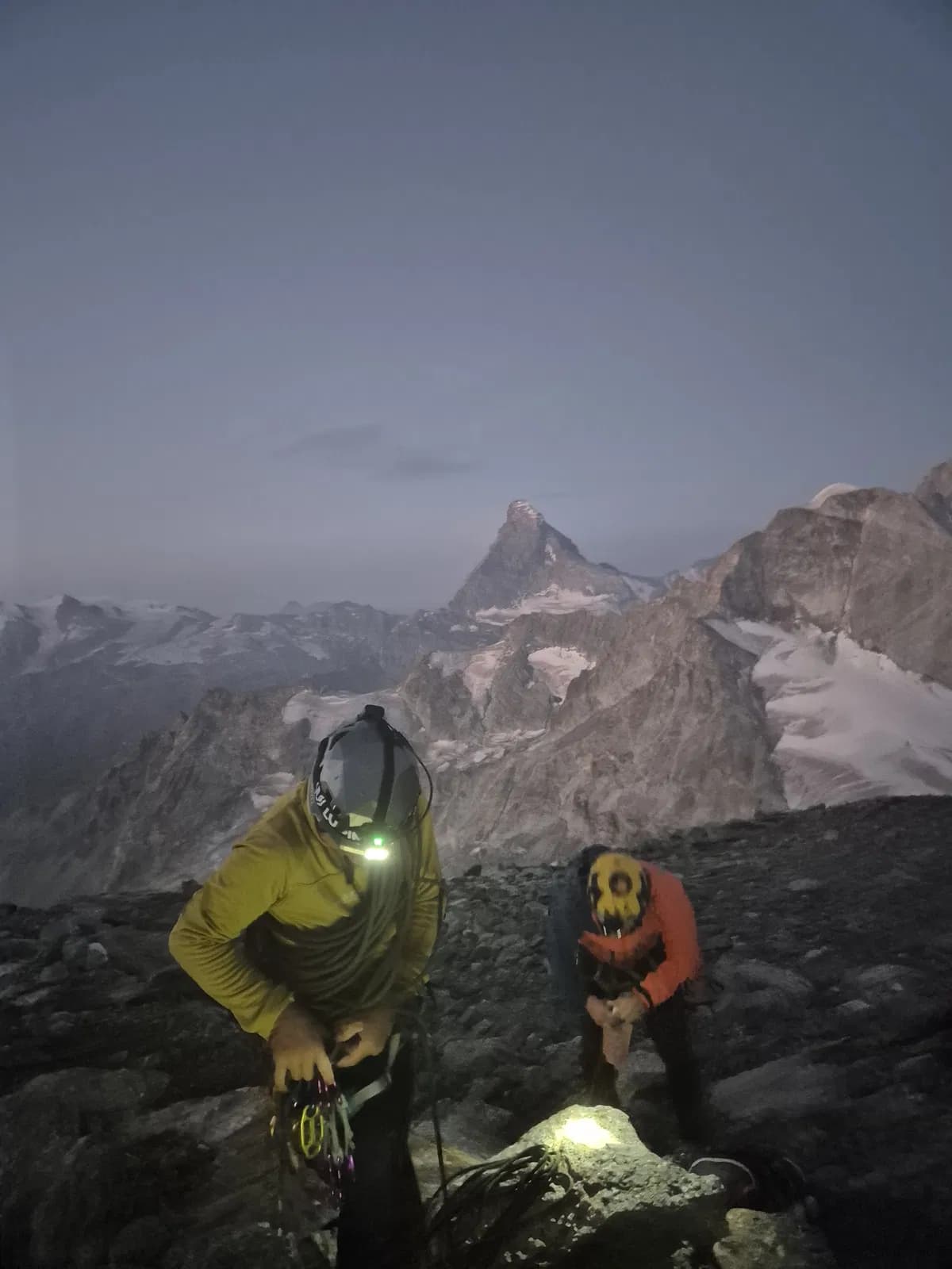 Sonnenaufgang am Frühstücksplatz beim Aufstieg zum Zinalrothorn