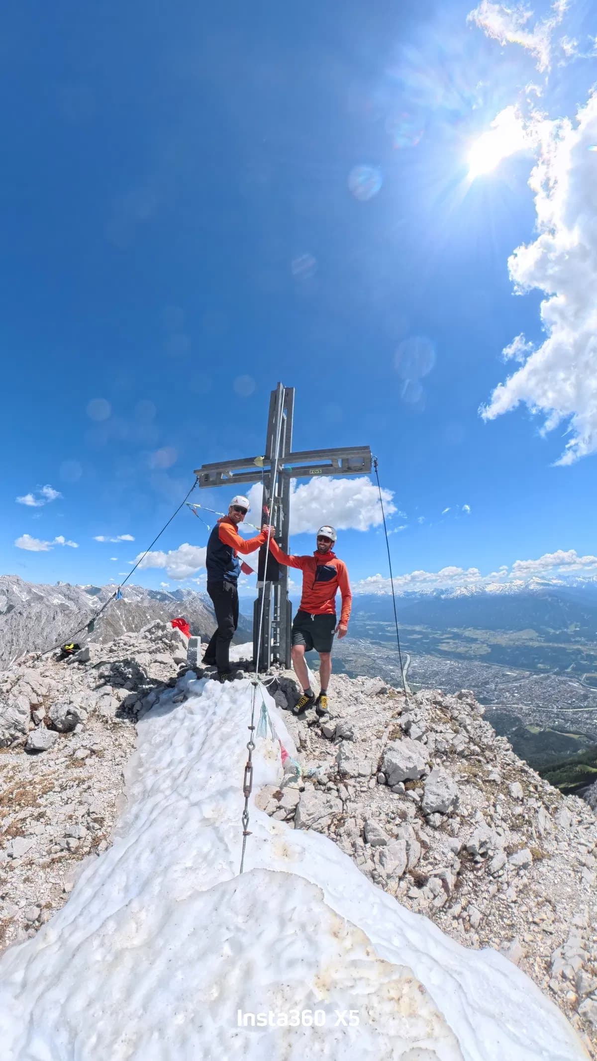 Handschlag nach geglückter Tour auf die vordere Brandjochspitze über den Brandjoch Südgrat