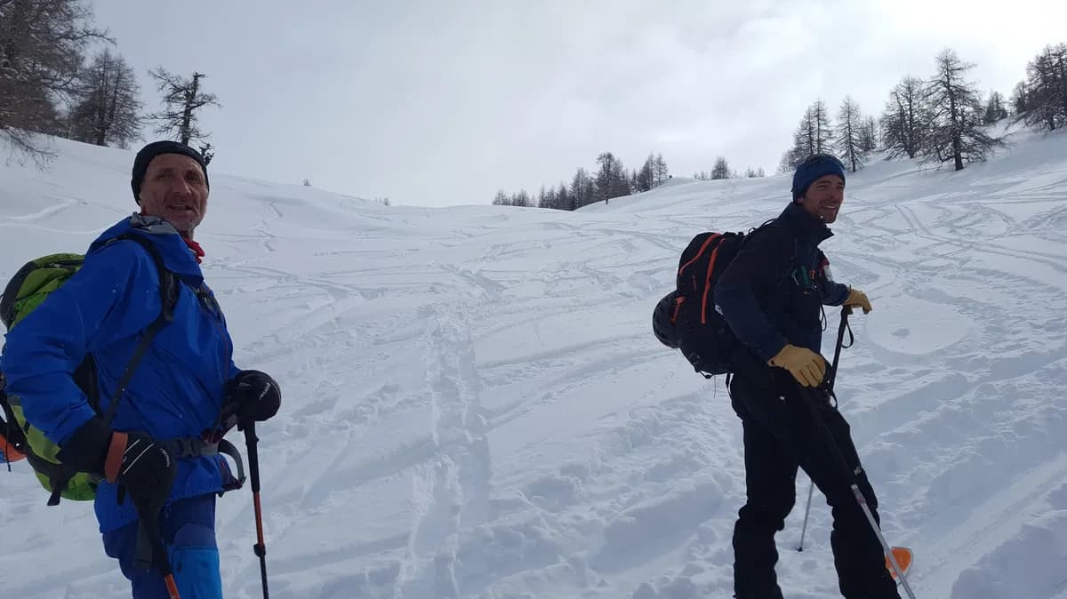 ein Bergführer mit seinem Gast auf Skitour am Sattelberg bei Neuschnee