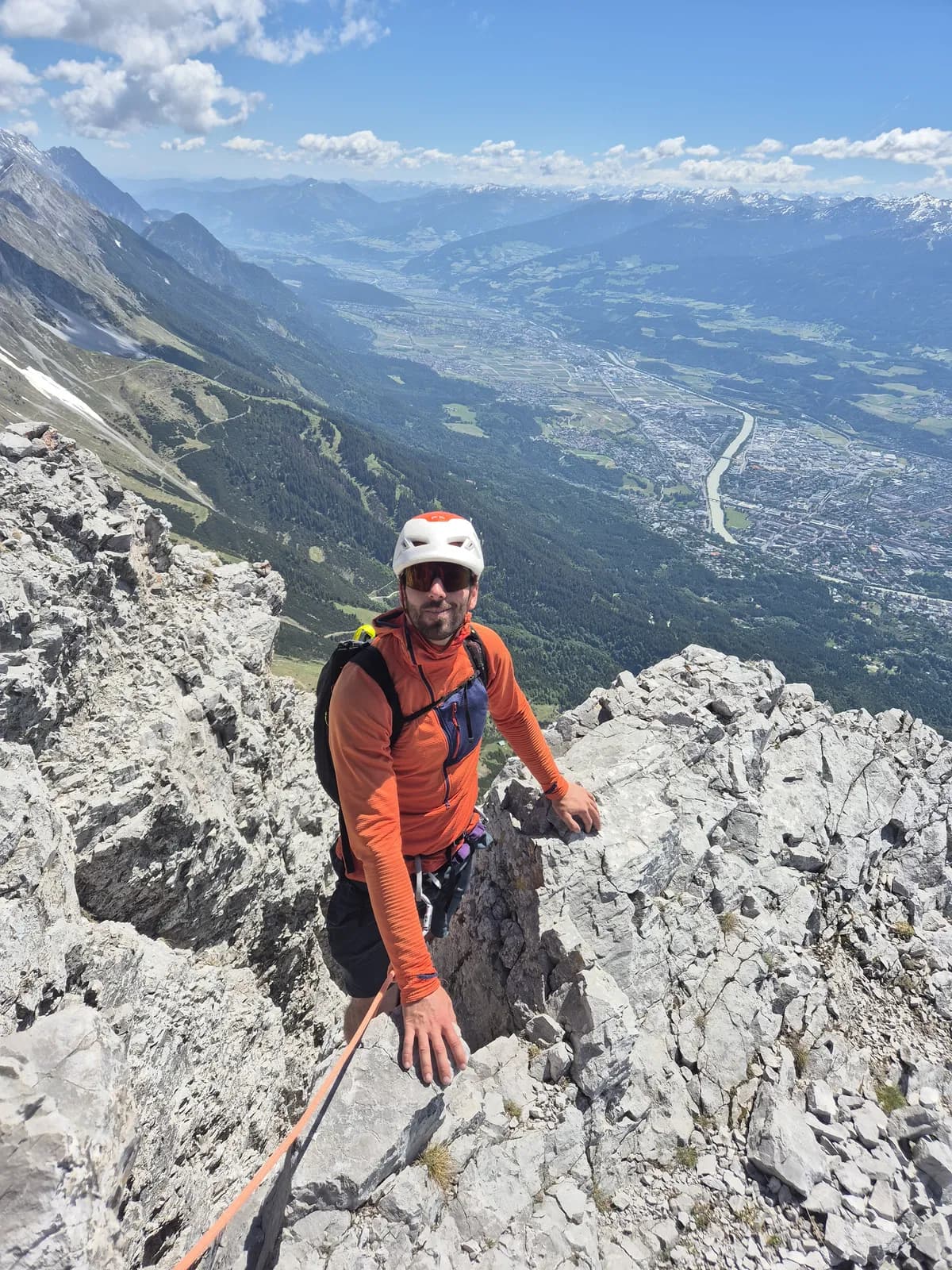 Am Brandjoch Südgrat mit Bergführer und Tiefblick auf Innsbruck