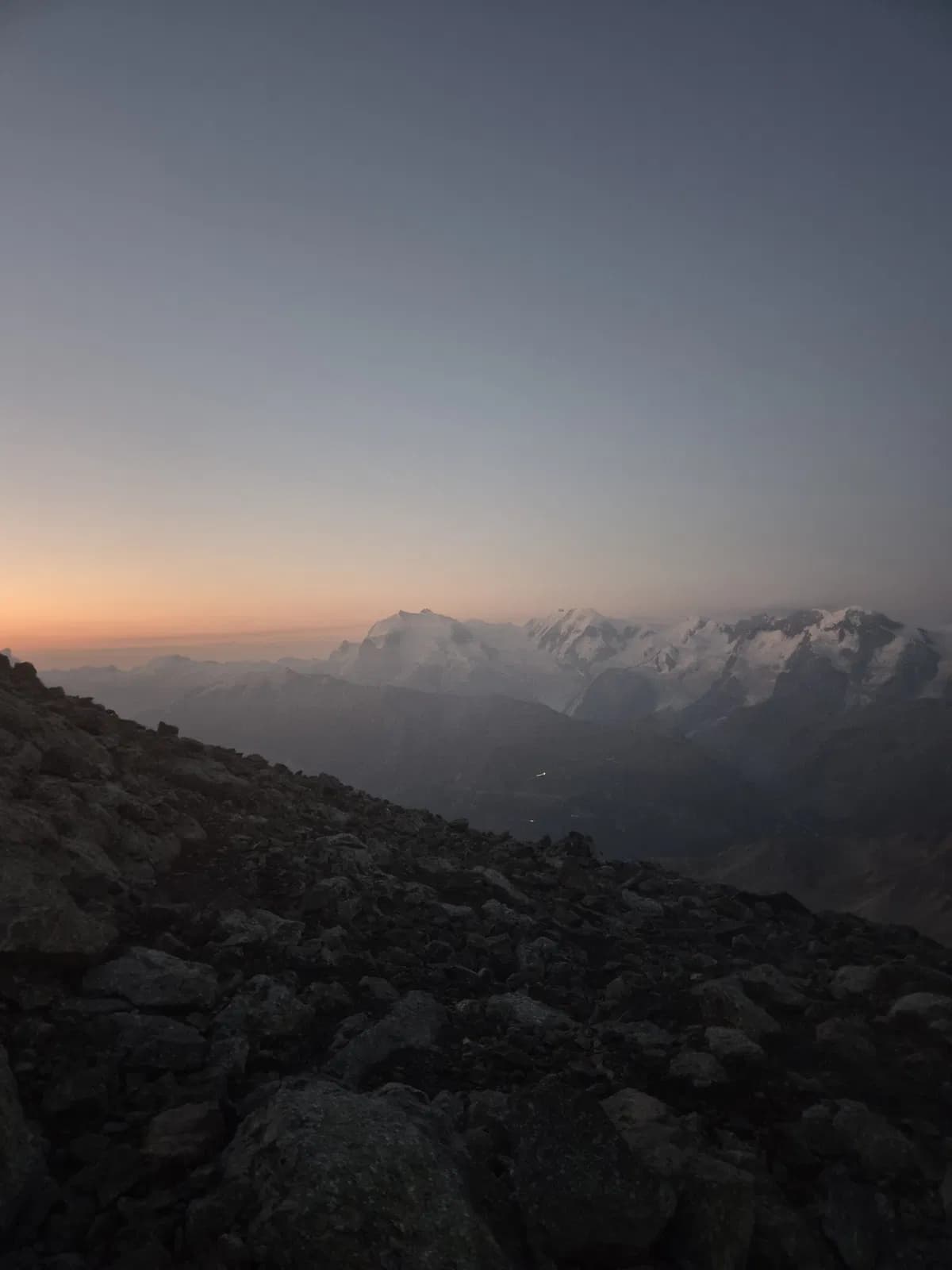 Sonnenaufgang beim Aufstieg zum Zinalrothorn