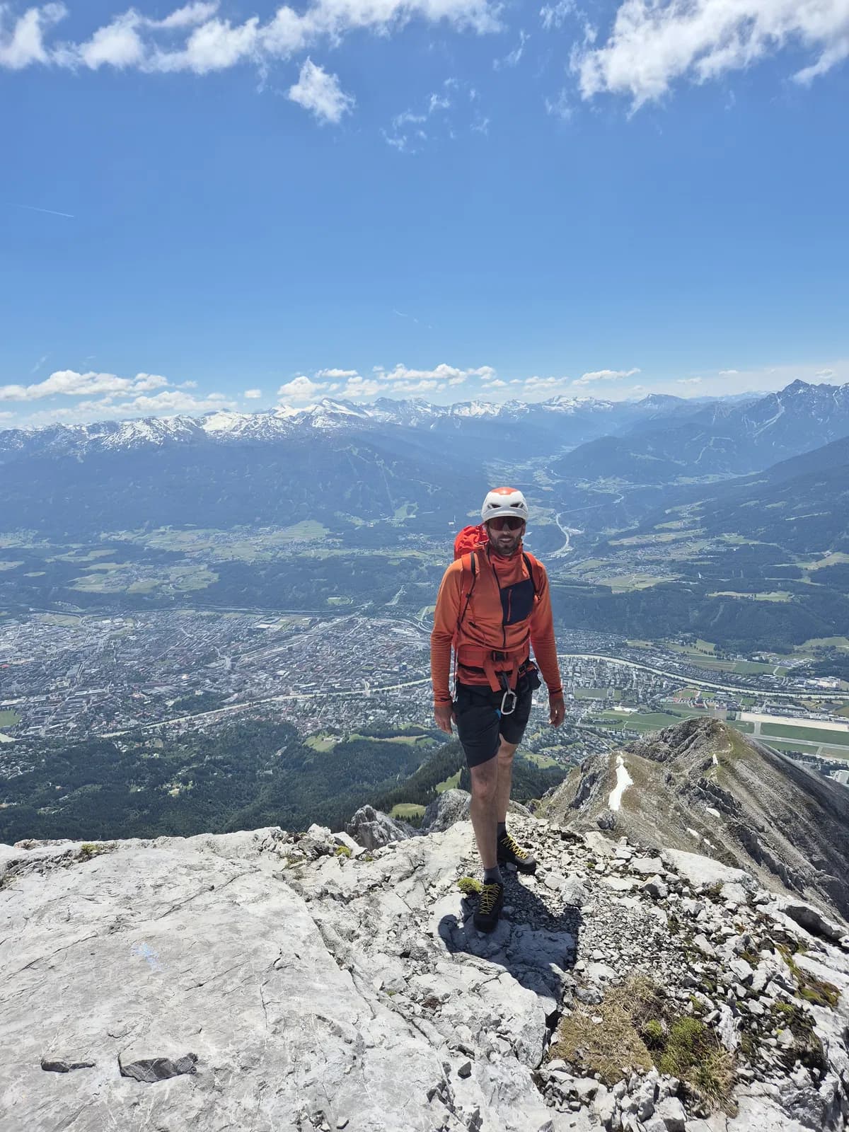 Tiefblick auf Innsbruck vom Brandjoch Südgrat - Stadt und Berge sind so nahe