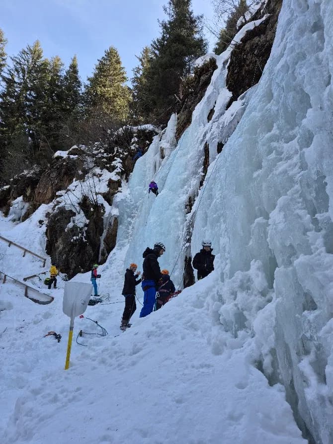 Gruppe beim Eiskletter Schnuppertag im Pitztal