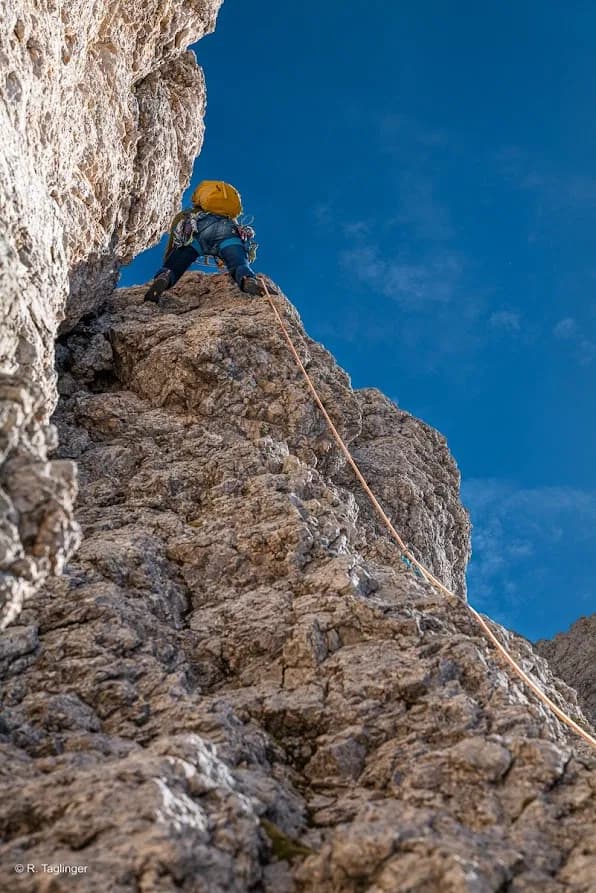 Bergführer beim Klettern am Langkofel Normalweg gesichert von seinem Gast 