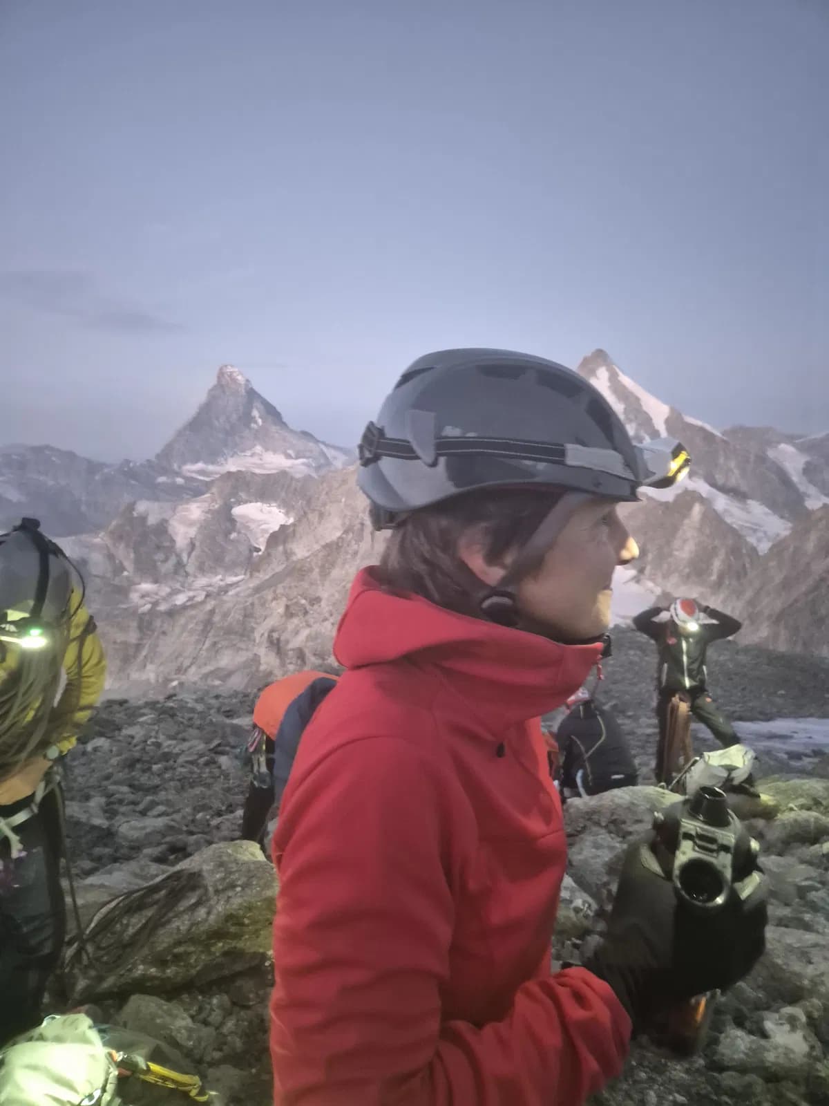 Gast im Aufstieg zum Zinalrothorn mit Matterhorn im Hintergrund