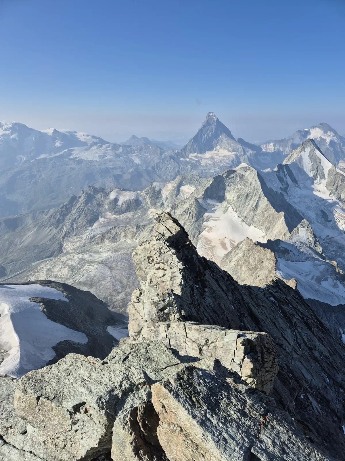 am Felsgrat des Zinalrothorn mit dem Matterhorn im Hintergrund
