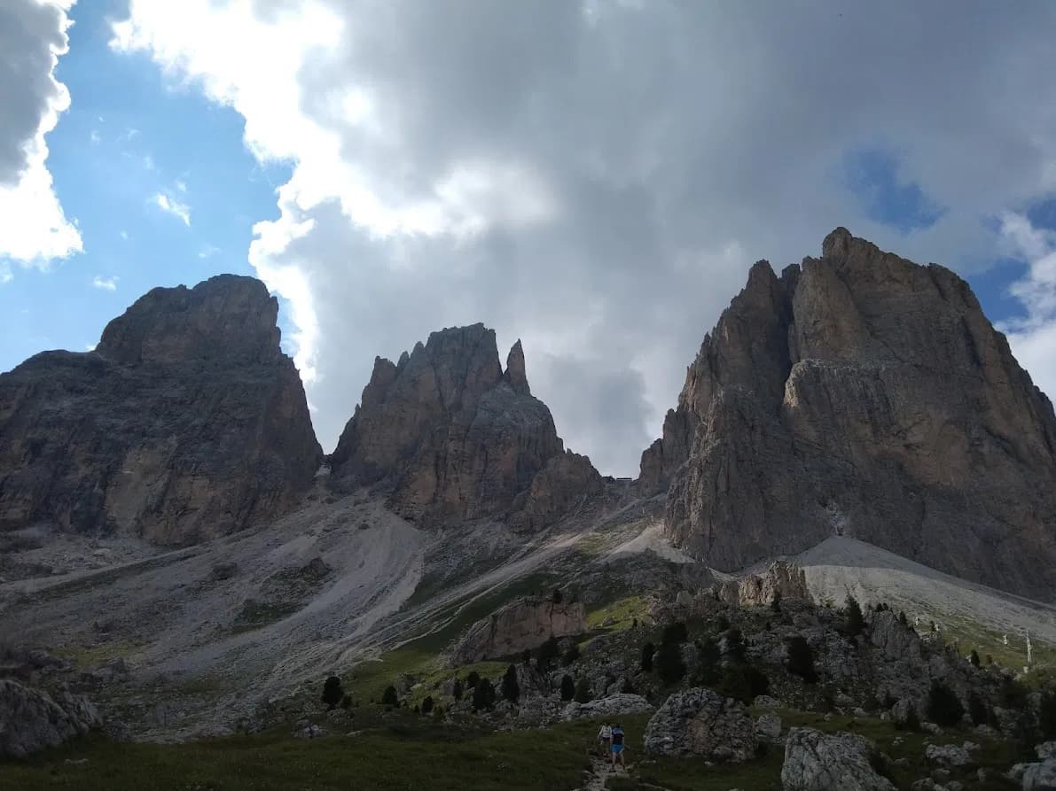 Blick vom Sellajoch auf das Langkofelmassiv mit Langkofel, Fünfingerspitze und Großmannspitze