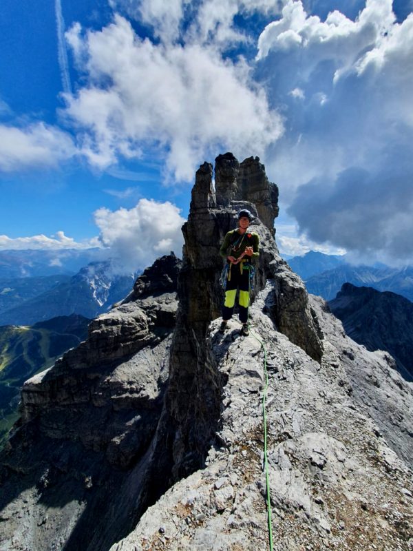 Daniel Stadler klettern ausgesetzt am Schlicker Manndl Grat in den Kalkkögeln.