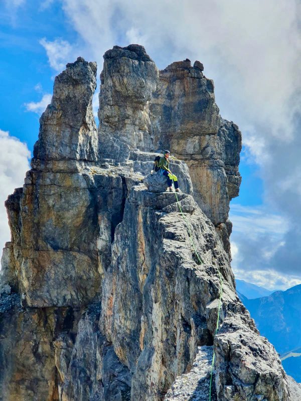 Daniel Stadler klettern ausgesetzt am Schlicker Manndl Grat in den Kalkkögeln.