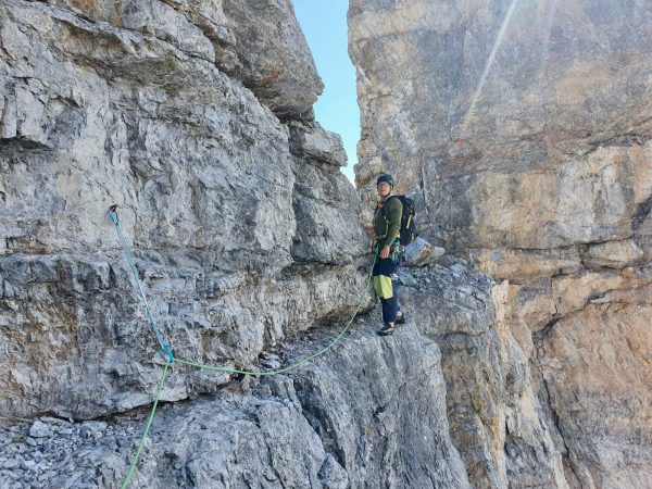 Daniel Stadler klettern ausgesetzt am Schlicker Manndl Grat in den Kalkkögeln.
