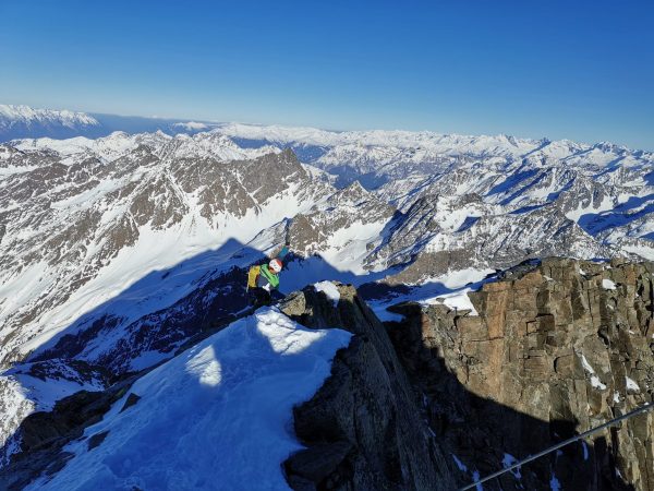 Fernerkogel Gipfel mit den Zillertalern im Hintergrund