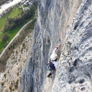Klettern in der Vertikalen der Martinswand in der Nähe von Innsbruck