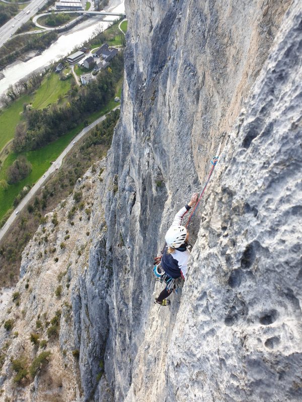 Klettern in der Vertikalen der Martinswand in der Nähe von Innsbruck
