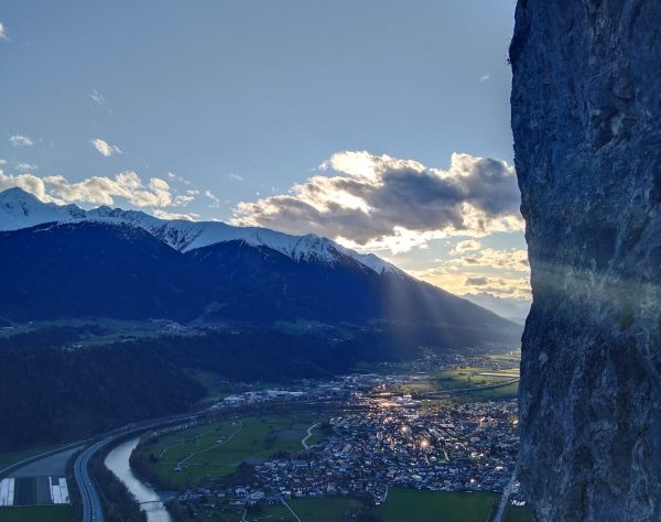 Blick von der Martinswac über das Inntal. Im Hintergrund sieht man den Inn und Zirl.