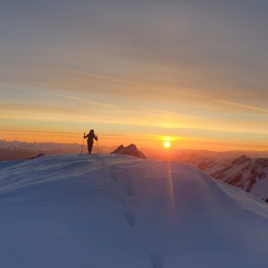 Schöner Sonnenaufgang am Gipfel im Winter; Skitourentage am Westfalenhaus mit Bergführer