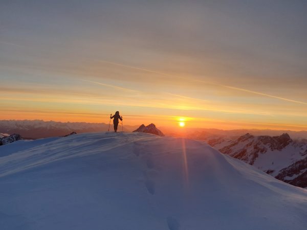 Schöner Sonnenaufgang am Gipfel im Winter; Skitourentage am Westfalenhaus mit Bergführer