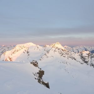 Schöner Sonnenaufgang am Gipfel im Winter; Skitourentage am Westfalenhaus mit Bergführer