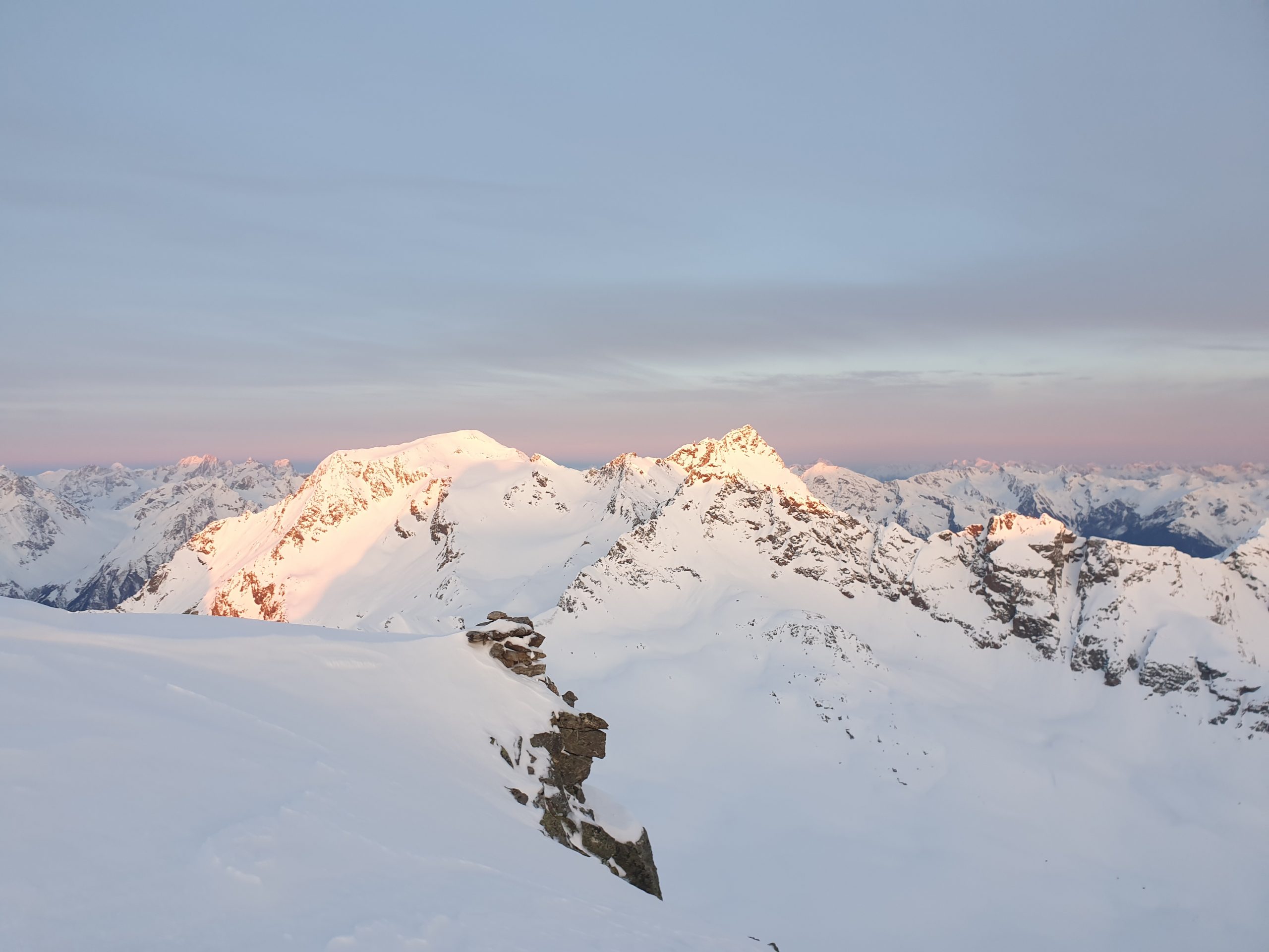 Schöner Sonnenaufgang am Gipfel im Winter; Skitourentage am Westfalenhaus mit Bergführer