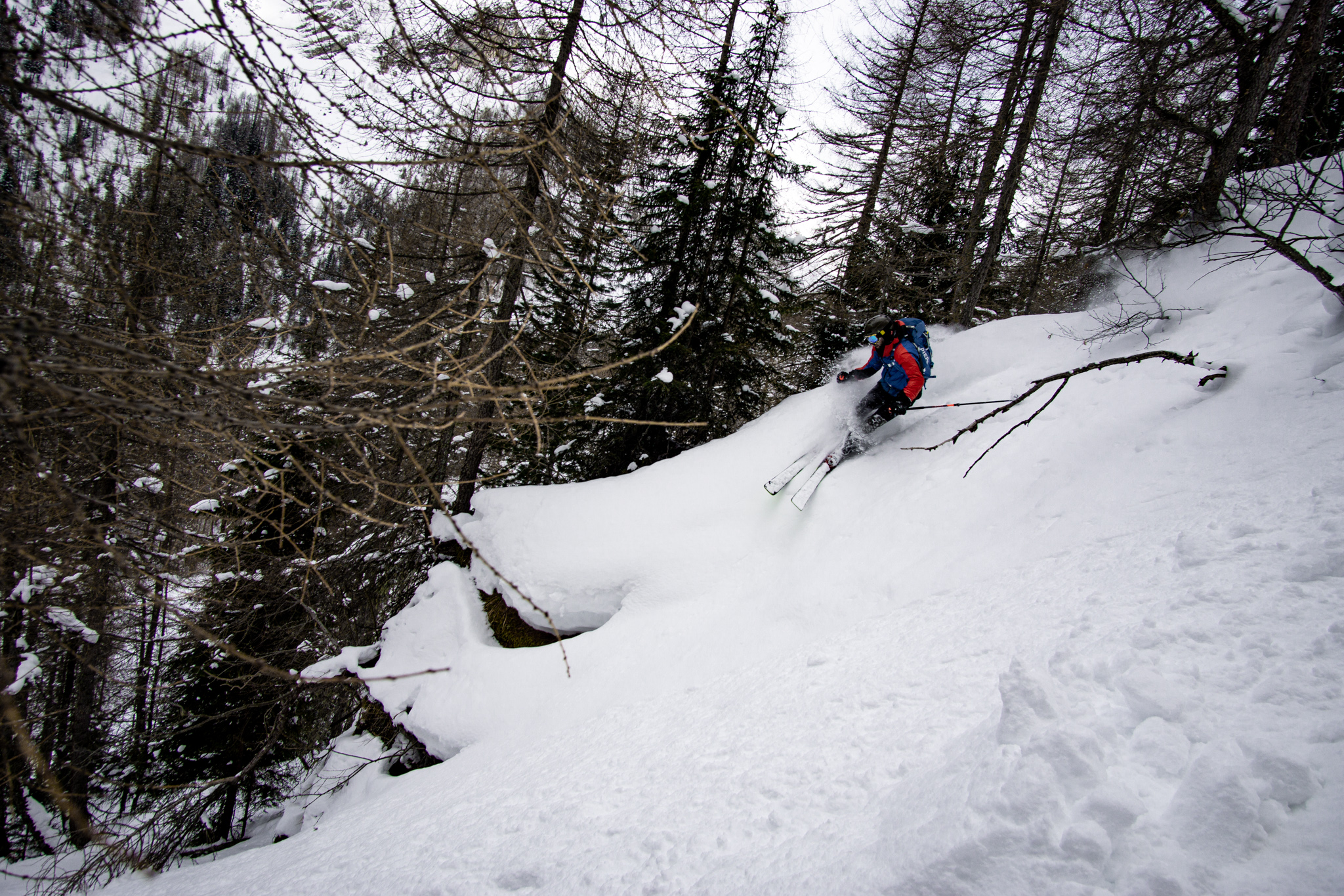 Skifahrer im Power im Wald