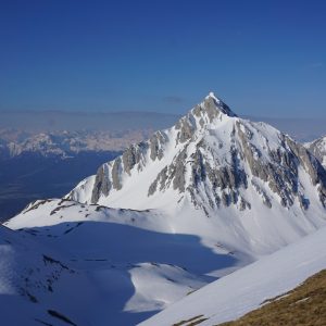 Schöner Berg in winterlicher Landschaft voller Schnee; nnsbrucker Runde mit Bergführer
