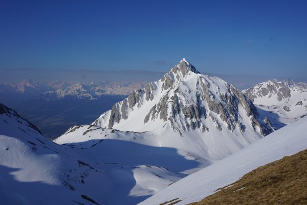 Schöner Berg in winterlicher Landschaft voller Schnee; nnsbrucker Runde mit Bergführer