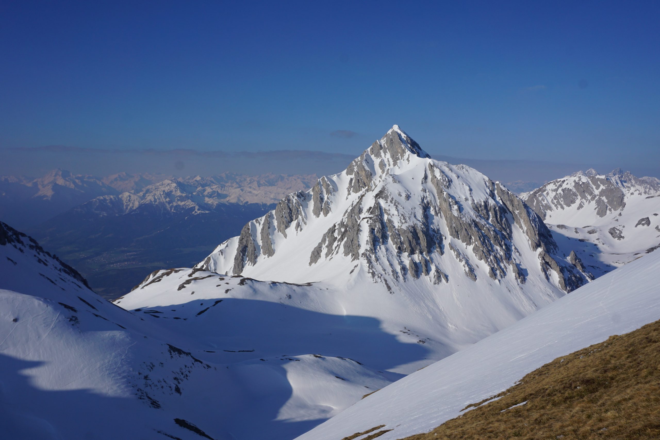Schöner Berg in winterlicher Landschaft voller Schnee; nnsbrucker Runde mit Bergführer