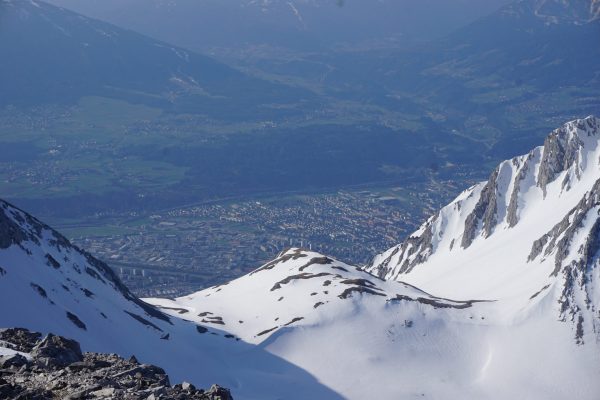 Blick von der Bergstation Hafelekar hinunter auf die Dächer Innsbrucks