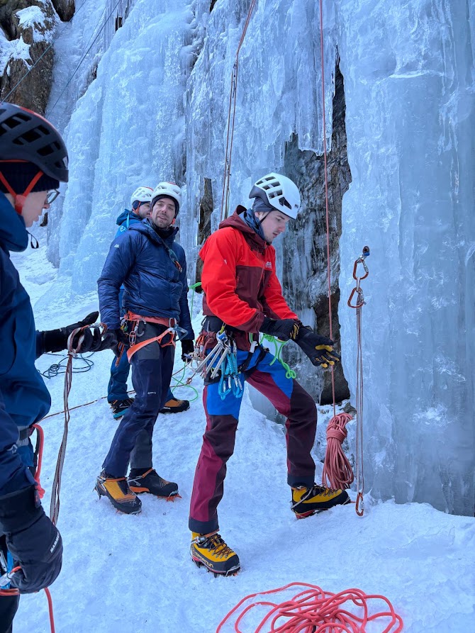 Gruppe beim Eiskletterkurs