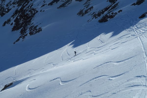 Schöne Abfahrtsspuren hinunter zum Westfalenhaus; Skitourentage am Westfalenhaus mit Bergführer