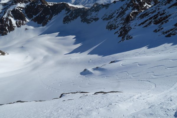 Schöne Abfahrtsspuren hinunter zum Westfalenhaus; Skitourentage am Westfalenhaus mit Bergführer