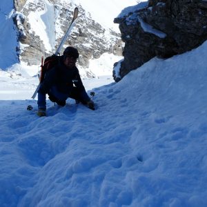 Aufstieg mit Ski am Rücken