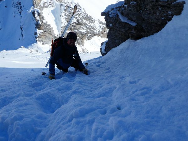 Aufstieg mit Ski am Rücken