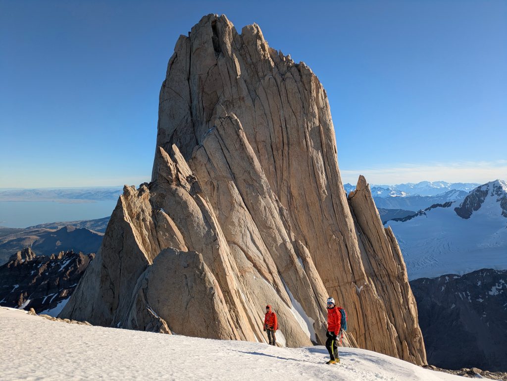 Berni Ertel klettert Fitz Roy in Patagonien. Aguja Poincenot im Hintergrund.