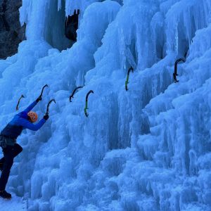 Eiskletter Parkour um das Halten der Eisgeräte zu Üben