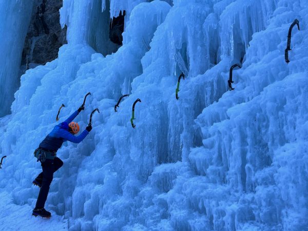 Eiskletter Parkour um das Halten der Eisgeräte zu Üben