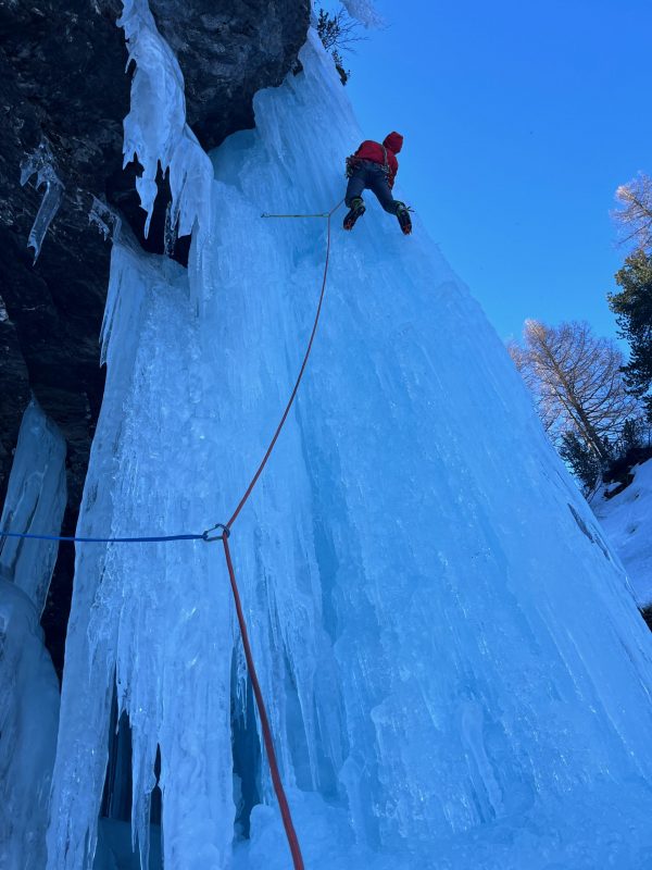 Steiles Eisklettern