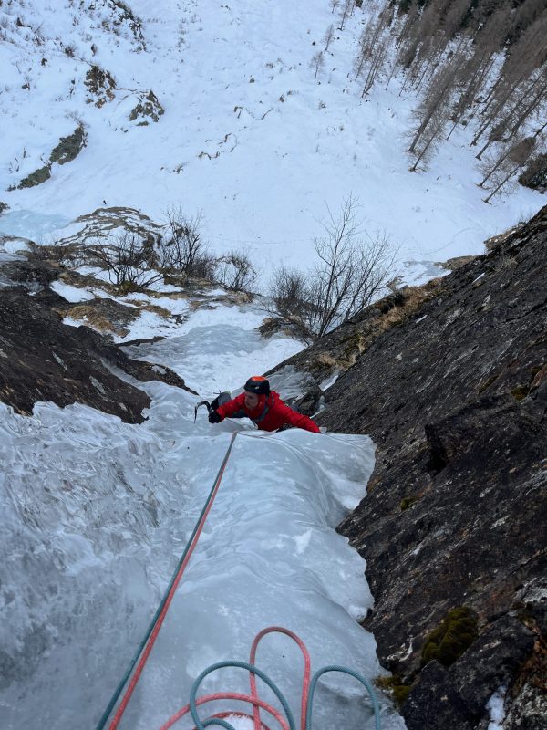 Eis in einer Rinne. Kletterer im Eis