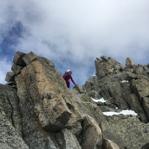 Blick zurück zum Gipfelkreuz des Lüsener Fernerkogels