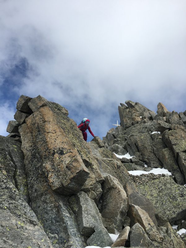Blick zurück zum Gipfelkreuz des Lüsener Fernerkogels