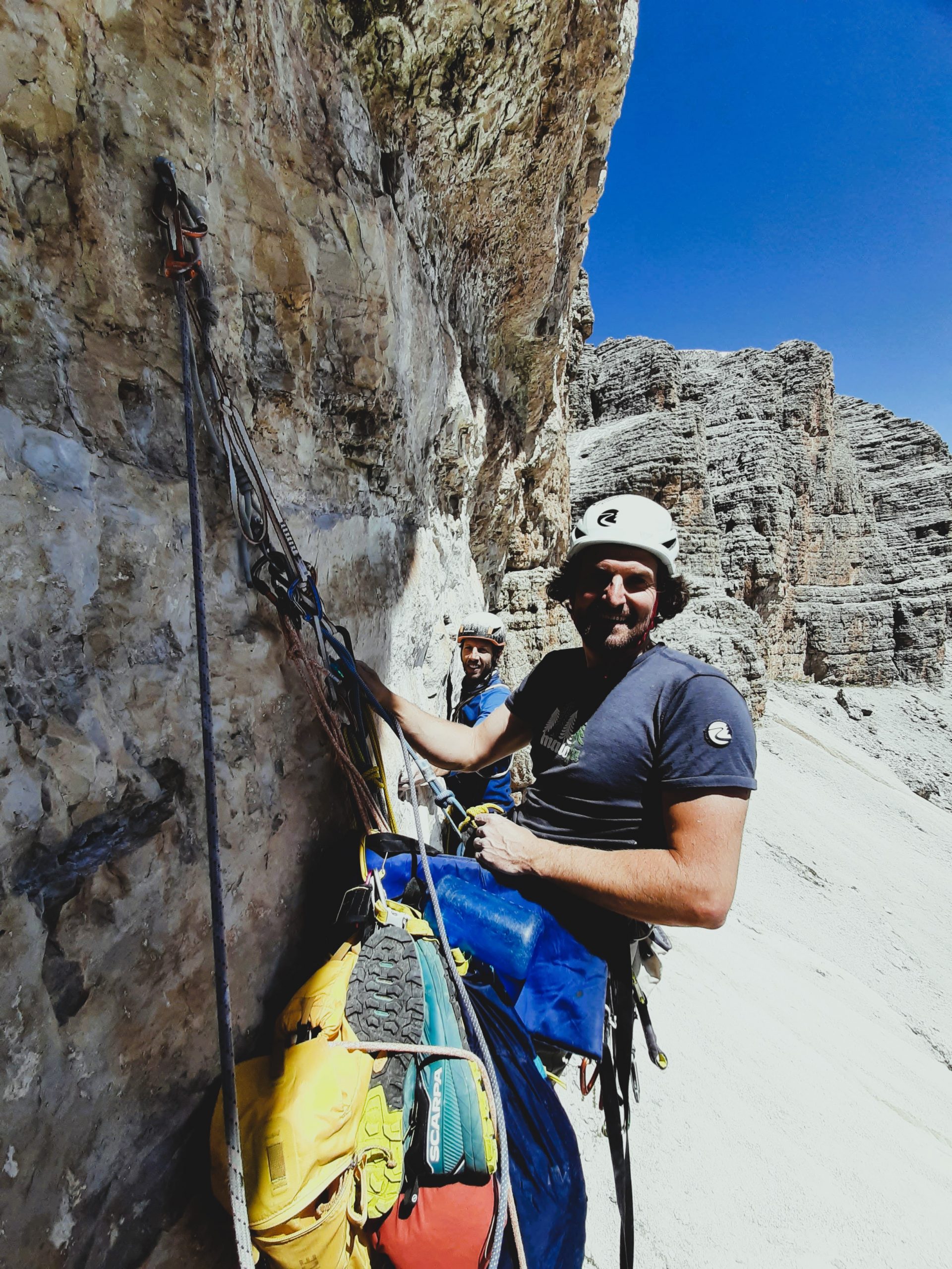 Gebi Bendler klettert in den Kalkkögeln nahe Innsbruck