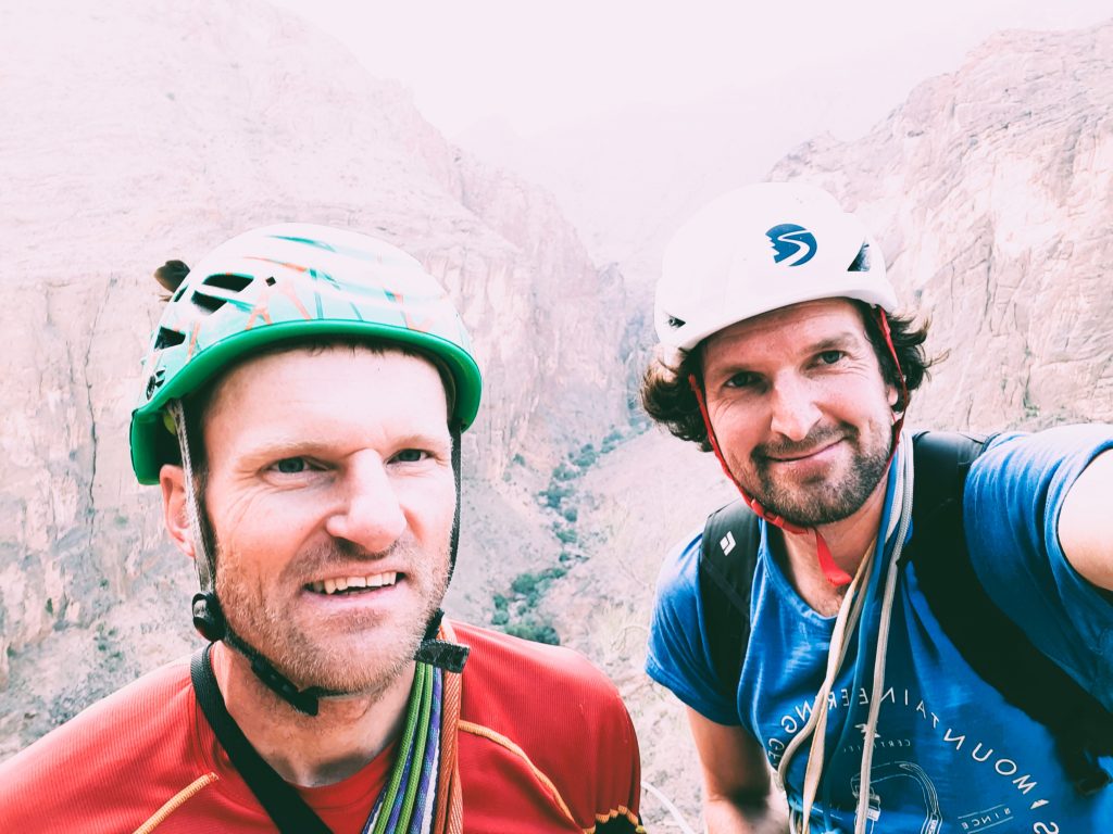 Gebi Bendler klettert im Oman